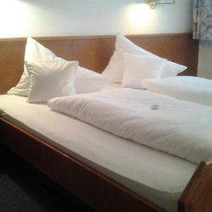 Zimmer mit Kingsize-Bett